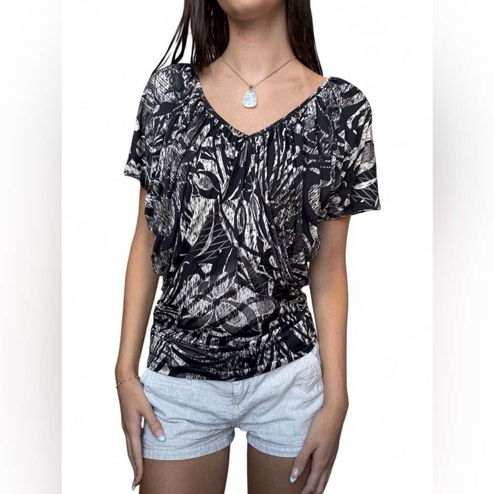 Black & White Patterned Women’s V-Neck Top
